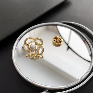Broche Fleur De Camélia Élégante Cuivre Plaqué Or Avec Künstliche Perles Blanches Bijoux Vintage Pour Femmes Chemise