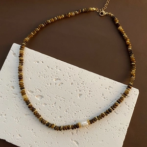 Vintage-Perlenkette aus Tigerauge mit zentraler Perle und goldenem Karabinerverschluss