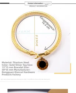 Détail macro du bracelet torsadé en acier doré avec pendentif à chiffres romains et mesures