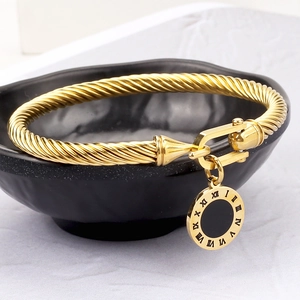 Bracelet câble doré avec fermoir fer à cheval et pendentif gravé de chiffres romains