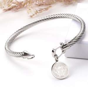 Vue détaillée du bracelet câble en acier inoxydable avec pendentif pièce Saint Benoît