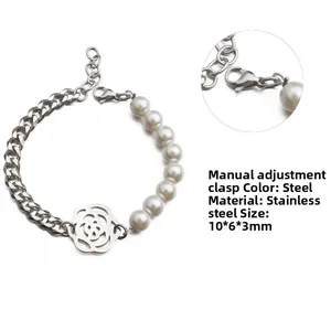 Détail du bracelet rose en acier inoxydable avec perles et fermoir mousqueton réglable
