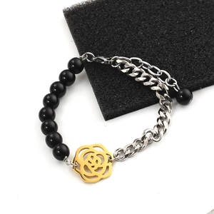Bracelet Épissé En Acier Inoxydable Avec Künstliche Perles D'imitation Künstliche Perles Noires Et Pendentif Fleur Creuse Pour Femme Design De Niche