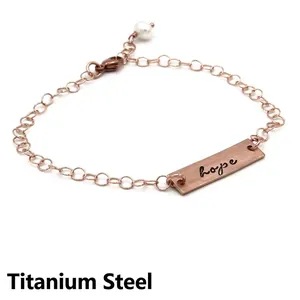 Bracelet en acier titane or rose avec gravure hope et breloque perle blanche