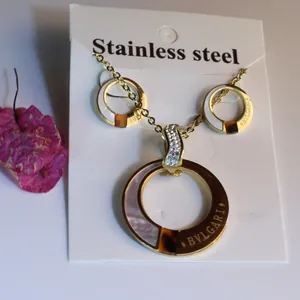 Détail du coffret bijoux en acier inoxydable avec incrustation en nacre et gravure