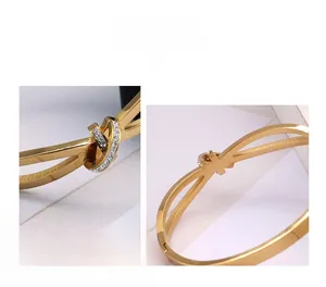 Détail du bracelet doré en forme de C avec des cristaux étincelants entrelacés