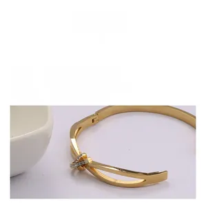 Vue détaillée du bracelet croisé doré orné de cristaux micro-pavés étincelants