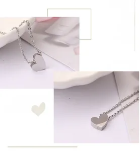 Gros plan d'un pendentif coeur argenté sur une chaîne à mailles pour ensembles de bijoux