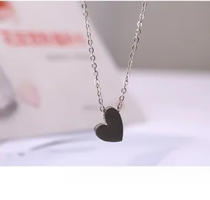 Vue macro d'un collier avec pendentif cœur poli et sa chaîne délicate en acier inoxydable