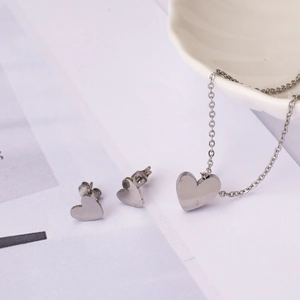 Parure de bijoux cœur en argent poli avec collier pendentif cœur et boucles d'oreilles