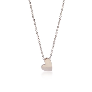 Collier cœur argenté minimaliste avec pendentif asymétrique et finition polie