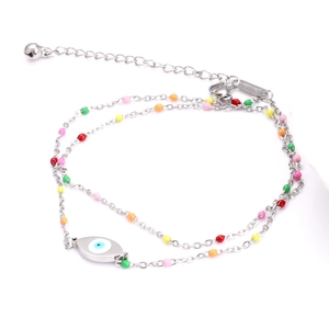 Detail eines böhmischen Evil Eye Fußkettchens mit bunten Perlen und Glocke