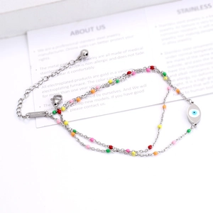 Detail eines bunten Doppelschicht-Fußkettchens mit Evil Eye und farbenfrohen Perlen