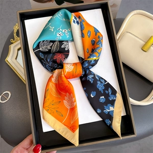 Carré De Satin Imprimé Floral Pour Femme Foulard Multicolore Bandana Pour Cheveux Écharpe De Mode Doux Élégant
