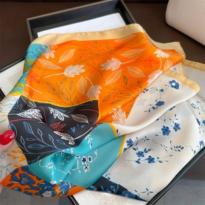 Foulard en soie avec patchwork floral orange et bleu et motifs botaniques élégants