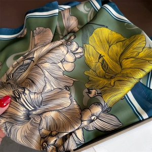 Élégant foulard en soie vert foncé avec de grandes fleurs jaunes et bordures rayées