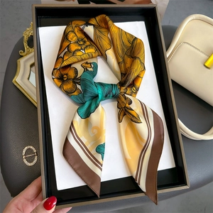 Détail d'un foulard en soie à fleurs vintage avec un nœud à la française