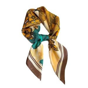 Carré de soie vintage à imprimé floral jaune et bleu canard avec bord rayé