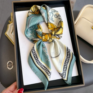 Carré De Satin Synthétique À Imprimé Fleuri Élégant Foulard De Cou Mode Bandeau Pour Femmes Sensation Satinée Douce
