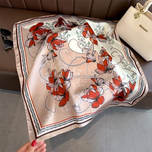 Carré de soie élégant à imprimé floral couleur abricot avec protection solaire