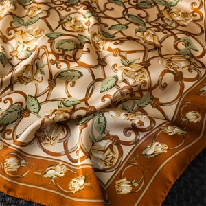Détail d'un foulard en soie avec roses jaunes et motifs baroques sur fond noir