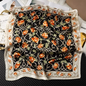Détail d'un carré de soie avec roses orange et bordure vintage sur fond élégant