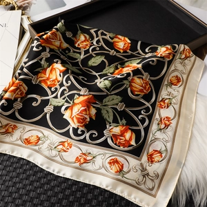 Carré de soie élégant avec motifs floraux orange et chaînes baroques dorées chic