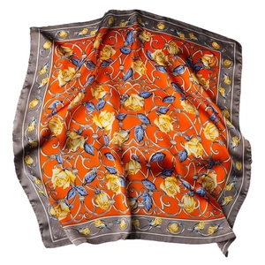 Carré en satin de soie orange avec motifs floraux vintage et bordure gris foncé