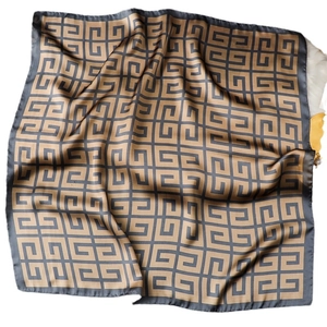 Carré de soie de luxe 70cm avec motif G géométrique en marron et gris foncé