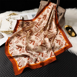 Foulard Carré Femme Imprimé Géométrique Rétro Aspect Satin Carré De Mode Satin Écharpe Élégante Voyage Protection Solaire