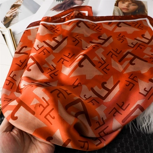 Élégant foulard carré orange aspect soie avec imprimé monogramme et fini satiné