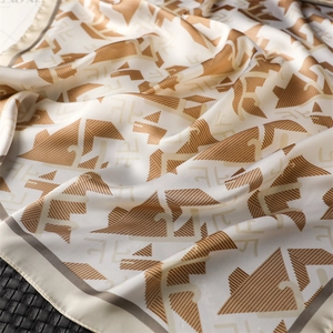 Gros plan d'un foulard en soie imprimé avec motifs géométriques et finitions soignées