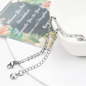 Gros plan sur la chaîne Figaro en acier argenté avec pendentif zircon et fermoir homard
