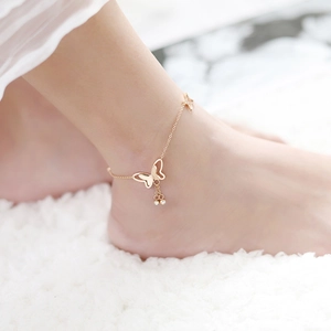Detailaufnahme des 18K Roségold Schmetterlings-Fußkettchens mit Zirkonia am Knöchel