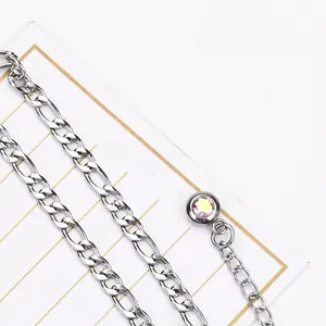Vue détaillée de la chaîne Figaro argentée avec pendentif en zircone coloré et irisé