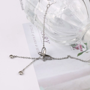 Nahaufnahme der silbernen Schmetterlings-Fußkette mit Zirkonia auf feiner Kette