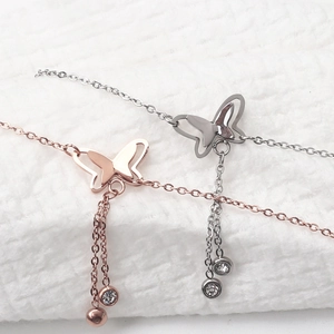Detailansicht der 18K Roségold Schmetterling-Fußkettchen mit Zirkon-Fransenverzierung