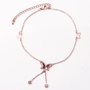 Detail der roségoldenen Schmetterling Fußkette mit Sternen und Zirkonia Quasten auf Weiß