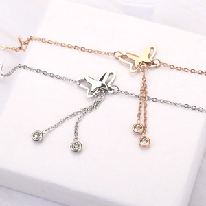 Detailansicht der Schmetterling-Fußkette mit 18K Roségold-Finish und Zirkon-Quasten-Details