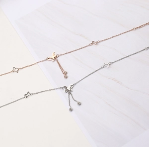 Detail der Schmetterlings-Fußkette in Roségold und Silber mit Zirkonia-Fransenakzenten