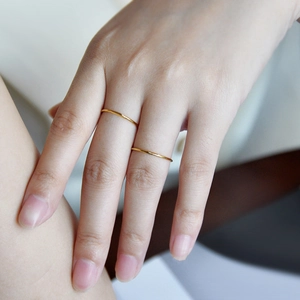 Gepolijste 2mm roségouden titanium stalen minimalistische stapelringen voor dames en stellen