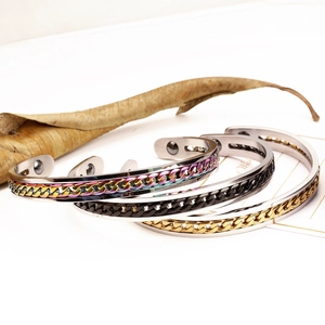 Detail of C-shaped magnetic therapy bracelets with Cuban chain inlay in 3 colors