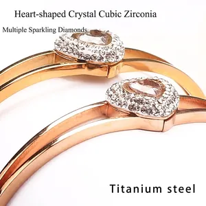 Bracelet coeur en acier titane plaqué or 18 carats avec cristaux de zircone brillants