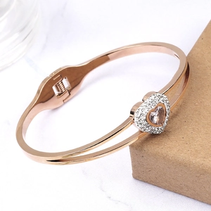 Bracelet coeur en or rose avec design creux à deux rangées et cristaux brillants