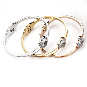 Détail de trois bracelets cœur en or, argent et or rose ornés de cristaux pavés étincelants
