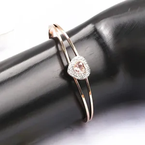 Vue détaillée du bracelet cœur en or rose avec diamants pavés et pierre rose