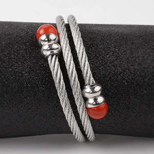 Bracciale rigido in cavo di acciaio inossidabile lucido con due perle rosse vivaci