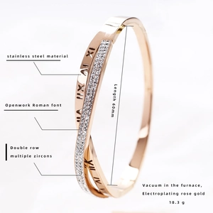 Vue détaillée du bracelet en acier rose doré avec chiffres romains et pierres de zircone