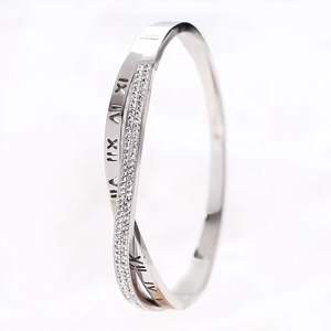 Détail du bracelet croisé argenté avec chiffres romains et strass étincelants
