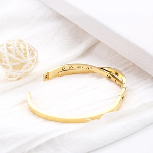 Bracelet jonc croisé en acier titane avec chiffres romains et finition dorée pour femme